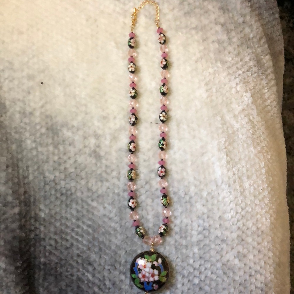 Floral beaded pendant necklace